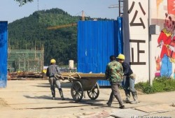 請教大家一個問題，本人想考取一名二級建造師，在哪里報名？