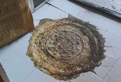 奇葩！遼寧省撫順市清原縣一建在下水井蓋上的違建房屋竟取得房產證！
